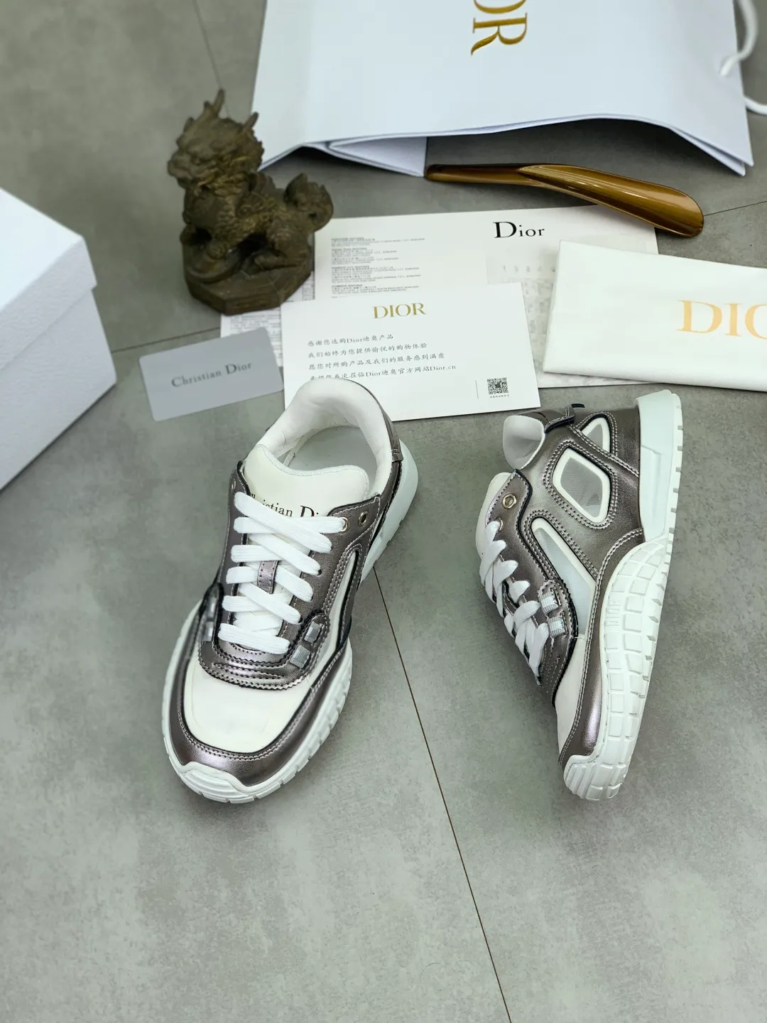 Men's men's shoes P520 new Dior Tech sneakers 2026 early spring series new products, with fashionable details, highlighting retro aesthetics. The light beige anti-suede cow leather upper is spliced ​​with apricot transparent mesh fabric on the side. The upper window edge is adhered with high-frequency flat ironing and back-pressure. It replicates the original craftsmanship, making it beautiful and comfortable without falling off. The interior is made of sheep lining of the same color, which is soft and comfortable. The heel and tongue are embellished with the Paris logo. The textured TPU soles with the same color logo. The high-end version is exquisitely packaged, adding a high-end style.  Code number: 35-46